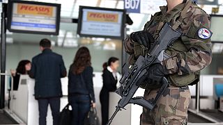 فرنسا تشدد على إبقاء المراقبة الأمنية على حدودها