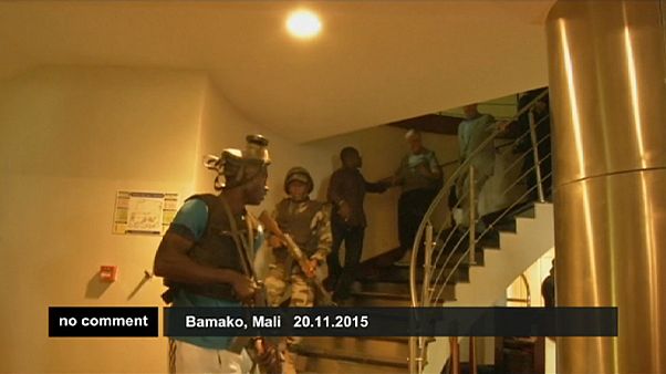 Prise d'otages à Bamako : les forces de sécurité prennent d'assaut l'hôtel Prise d'otages à Bamako : les forces de sécurité prennent d'assaut l'hôtel