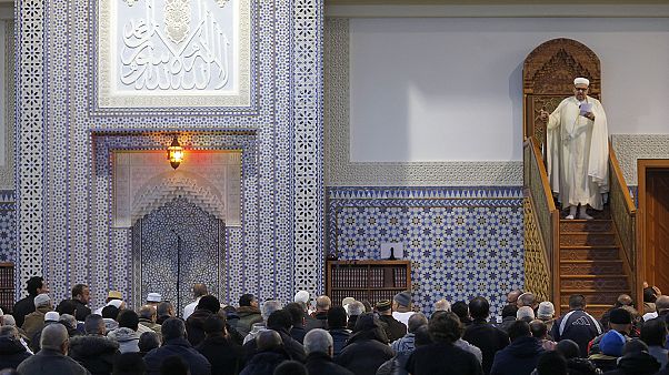Los musulmanes de Francia rezan entre medidas de seguridad sin precedentes Los musulmanes de Francia rezan entre medidas de seguridad sin precedentes