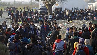 Filtragem de migrantes cria bloqueio entre a Macedónia e a Grécia