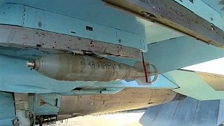 Rusia bombardea objetivos de Dáesh con misiles en los que se leen los mensajes "Por París" y "Por los nuestros"