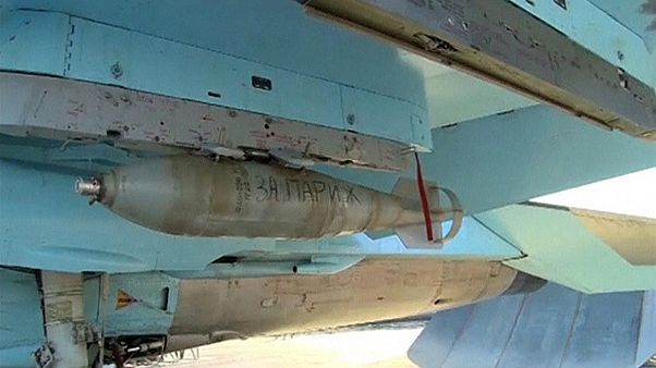 Ezt Párizsért! - írták bombáikra az orosz katonák, amelyeket az Iszlám Államra dobtak Ezt Párizsért! - írták bombáikra az orosz katonák, amelyeket az Iszlám Államra dobtak