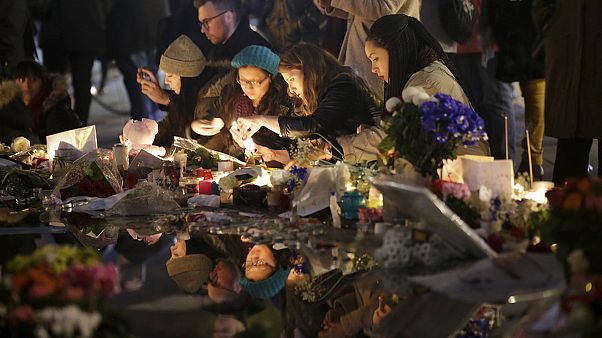 Парижане скорбят по 130 погибшим от рук террористов согражданам Парижане скорбят по 130 погибшим от рук террористов согражданам