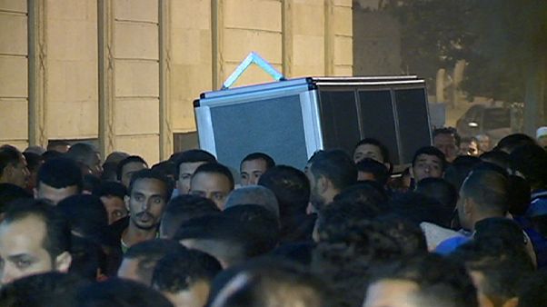 Αίγυπτος: Θρήνος στην κηδεία ενός εκ των θυμάτων στις επιθέσεις στο Παρίσι Αίγυπτος: Θρήνος στην κηδεία ενός εκ των θυμάτων στις επιθέσεις στο Παρίσι
