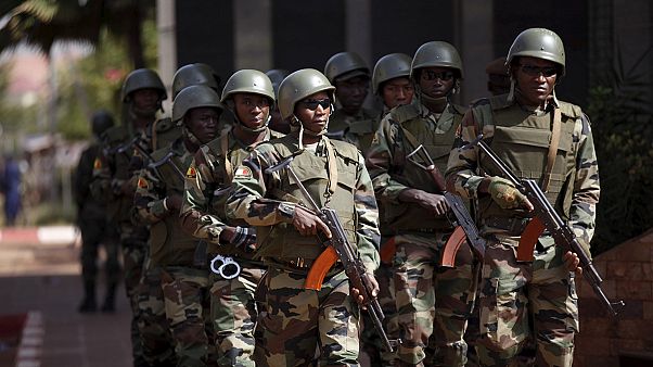Dieci giorni di emergenza in Mali dopo l'attacco all'hotel Radisson blu che ha provocato più di venti morti Dieci giorni di emergenza in Mali dopo l'attacco all'hotel Radisson blu che ha provocato più di venti morti