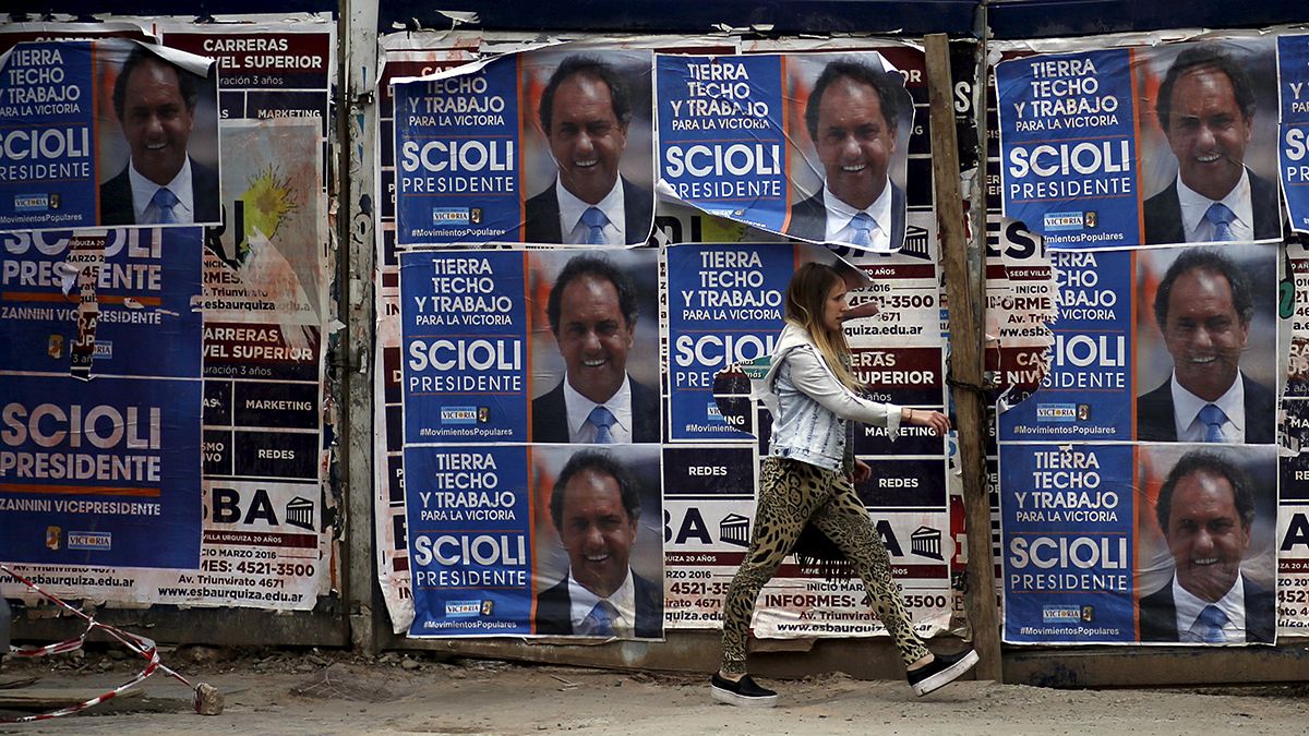 L'Argentina al ballottaggio presidenziale fra il conservatore Mauricio Macri e il peronista Daniel Scioli