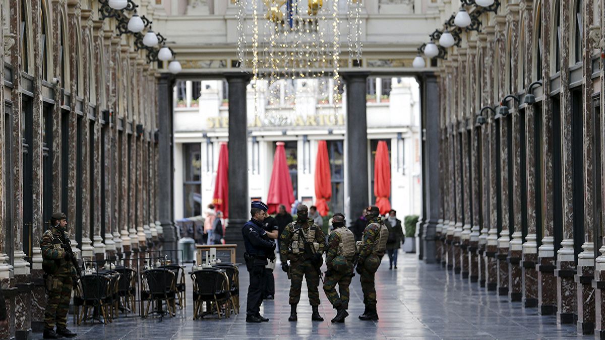 Continua l'allerta a Bruxelles, la città è blindata e si cercano diversi terroristi