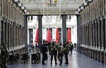 Weiterhin höchste Terrorwarnstufe in Brüssel - Polizei fahndet nach zwei Terroristen
