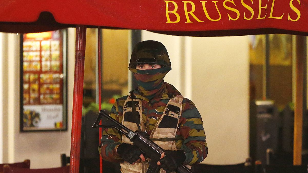 في العاصمة البلجيكية بروكسل تقوم الشرطة في ساحة وسط بروكسل بعملية أمنية واسعة النطاق حيث تم إخلاء