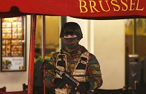 في العاصمة البلجيكية بروكسل تقوم الشرطة في ساحة وسط بروكسل بعملية أمنية واسعة النطاق حيث تم إخلاء