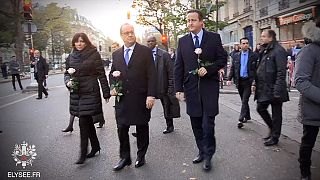 Hollande e Cameron visitam Bataclan
