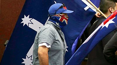Австралийцы выходят на анти-исламские протесты и проводят акции против расизма