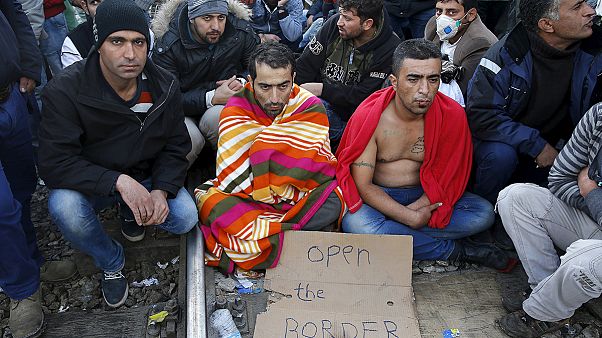 Weiterhin Stau von Flüchtlingen an mazedonischer Grenze Weiterhin Stau von Flüchtlingen an mazedonischer Grenze