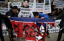 معترضان علیه کره شمالی تصویر کیم یونگ اون را کتک زدند