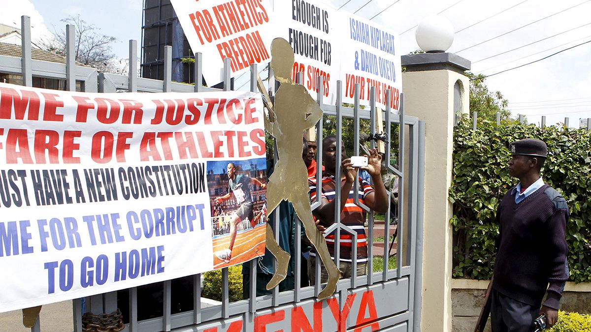 Un grupo de atletas kenianos forman barricadas delante de la Federación de Atletismo