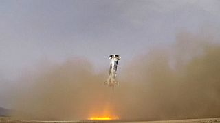 Áttörés az űrkutatásban, sikeresen landolt Jeff Bezos újrahasznosítható rakétája