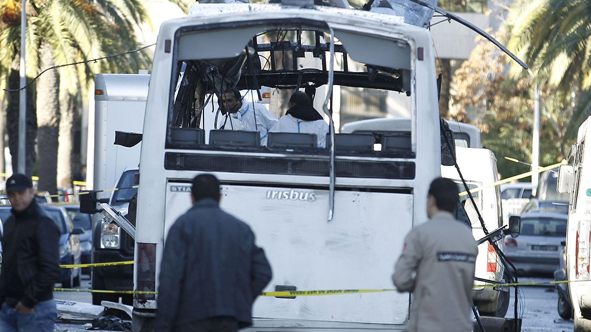 تونس: ثلاثة عشر قتيلا في تفجير حافلة لعناصر الأمن الرئاسي