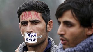 Refugiados protestam na fronteira entre a Macedónia e Grécia com cânticos prõ-alemães