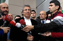 Gazeteci Dündar ve Gül MİT TIR'ları davasında tutuklandı
