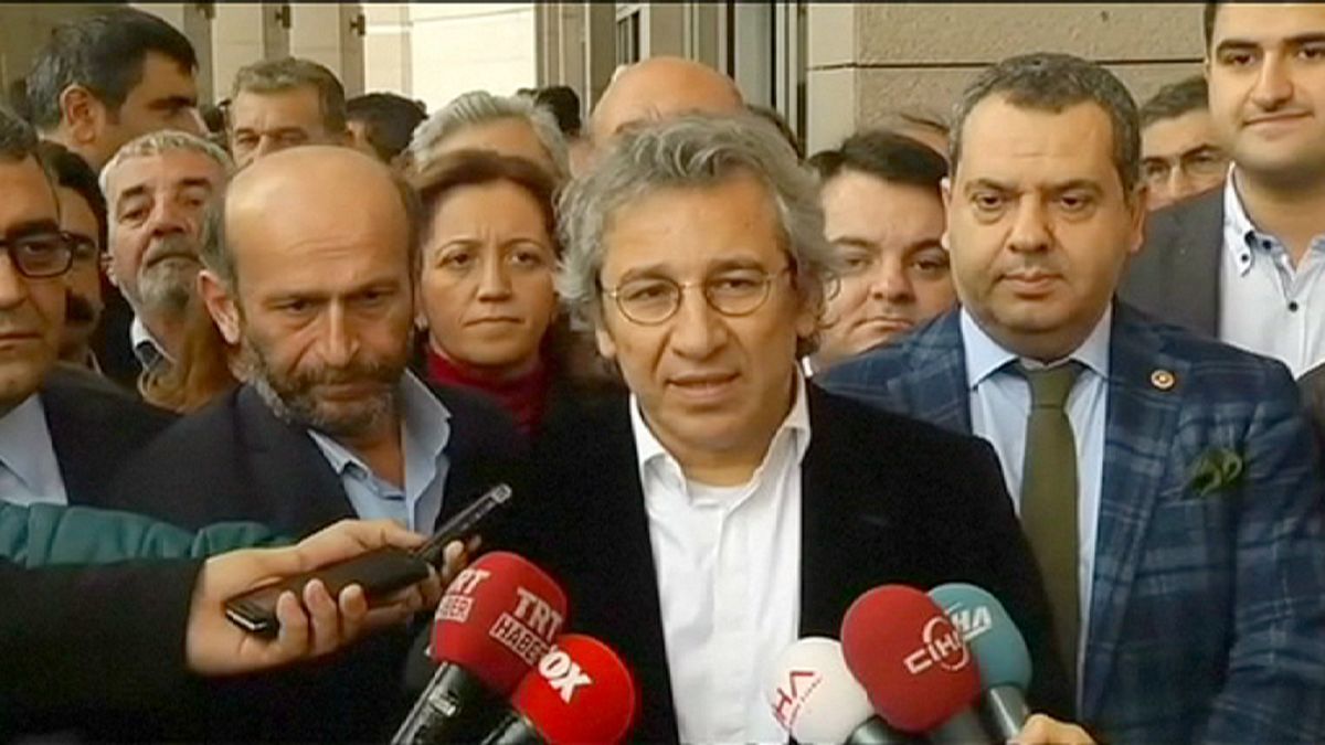 Türkei inhaftiert Journalisten wegen Bericht über Waffenlieferungen nach Syrien