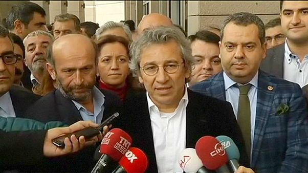 Τουρκία: Στη φυλακή δύο δημοσιογράφοι που αποκάλυψαν μεταφορά όπλων στη Συρία Τουρκία: Στη φυλακή δύο δημοσιογράφοι που αποκάλυψαν μεταφορά όπλων στη Συρία