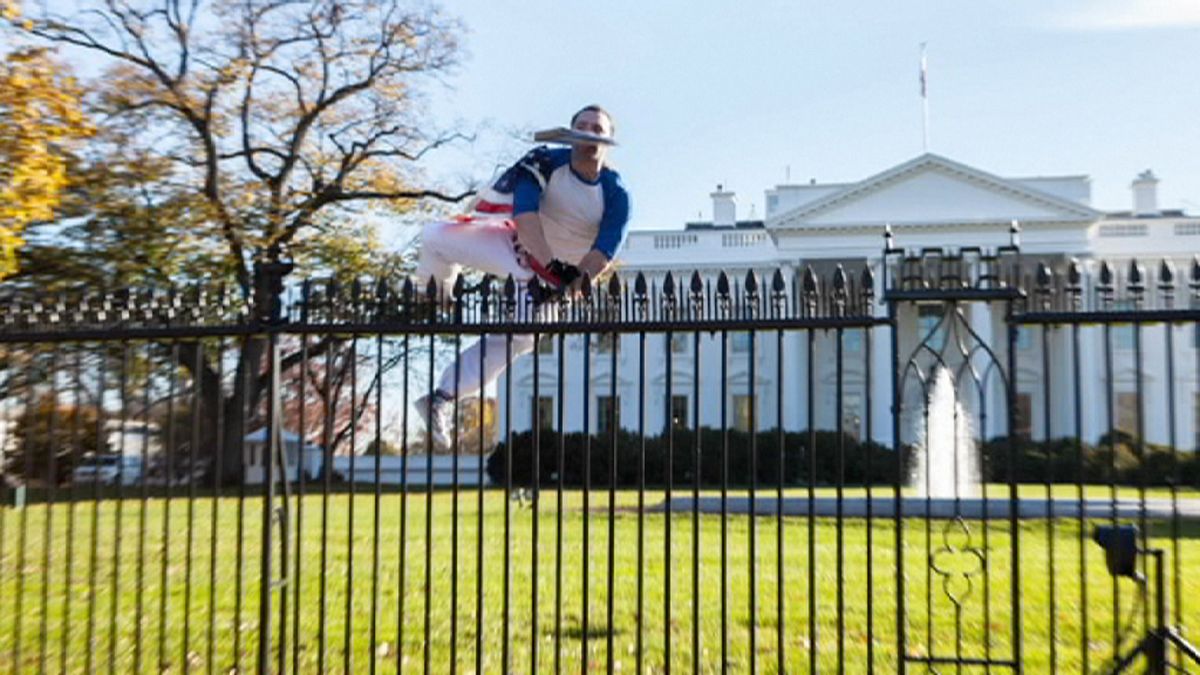 Beyaz Saray'ın parmaklıklarını aşarak bahçesine girdi
