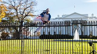 Un uomo entra nel giardino della Casa bianca mentre Obama è a pranzo con la famiglia