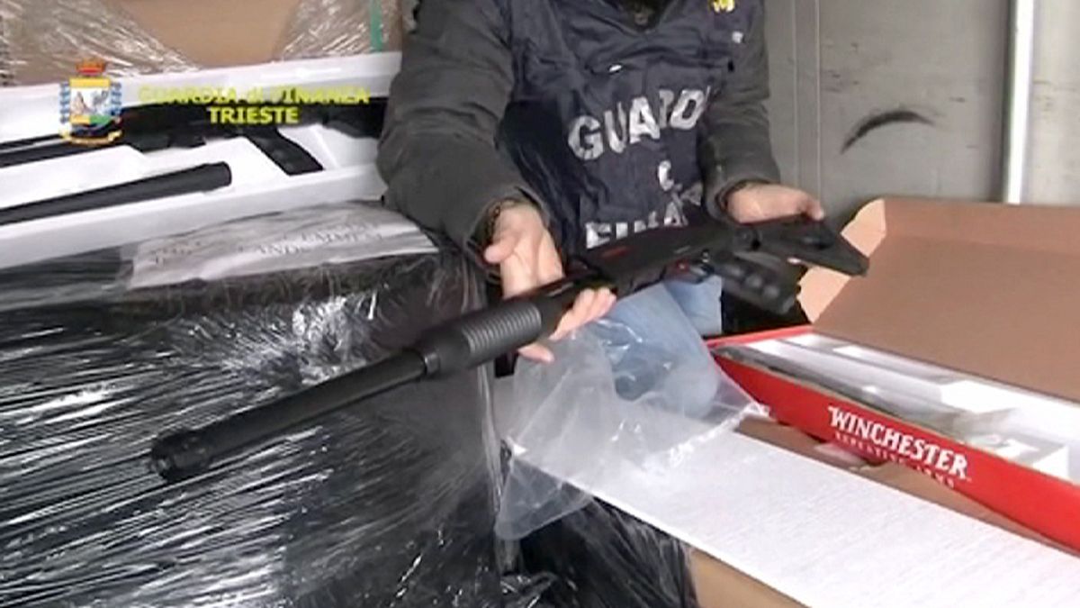 کشف ۸۰۰ قبضه تفنگ در کامیونی در ایتالیا