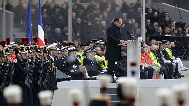 Hollande promete que "hará todo lo posible para destruir al ejército de fanáticos que cometió los crímenes" Hollande promete que "hará todo lo posible para destruir al ejército de fanáticos que cometió los crímenes"