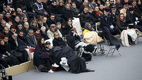 Emoción en París en la lectura de los nombres de las víctimas del 13-N