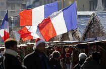 Franceses homenageiam vítimas do terrorismo com bandeiras nas janelas