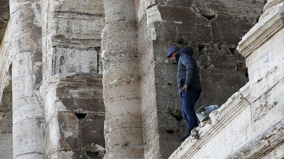 Roma: scende dal Colosseo il tour operator abusivo che minacciava il suicidio