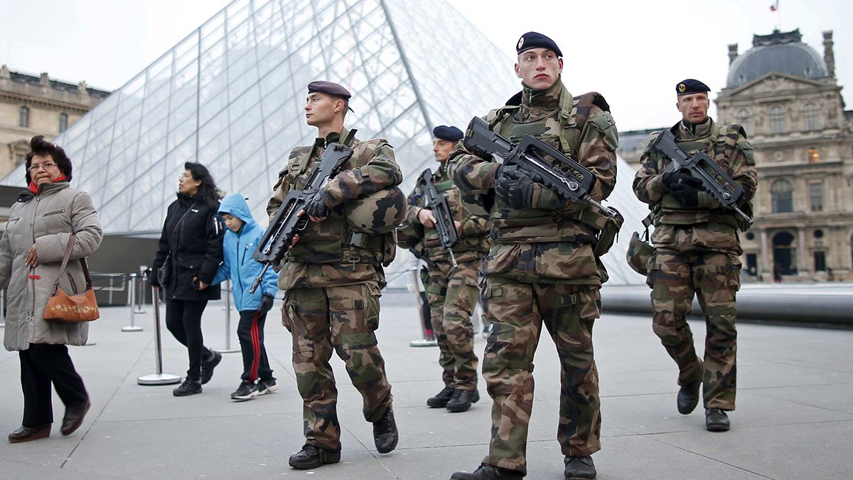 Fegyvere is lehet a szökésben lévő ötödik párizsi támadónak