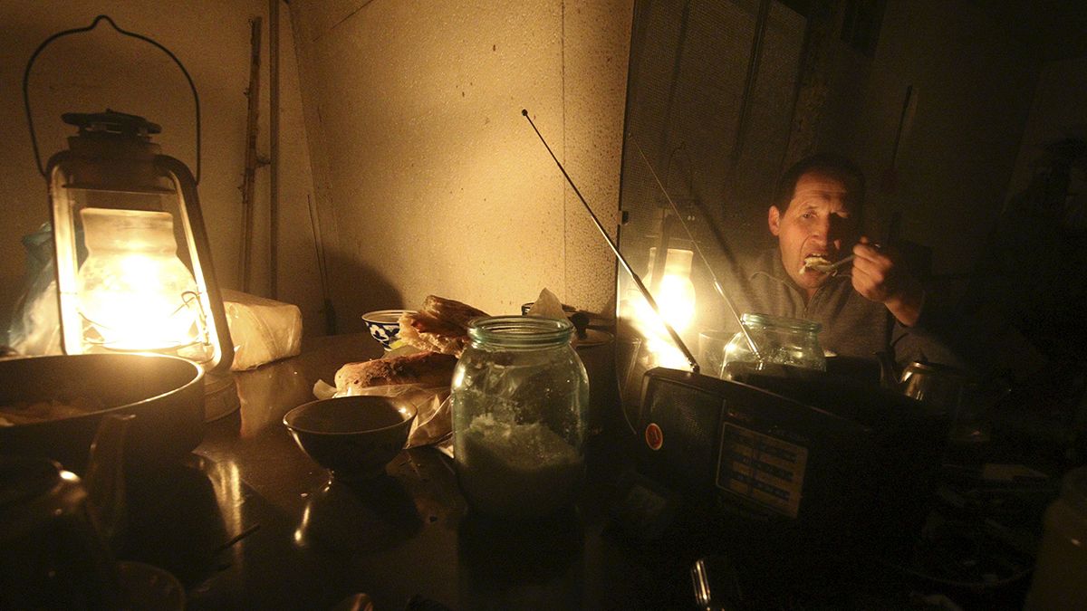Crimeia sem eletricidade pelo sexto dia