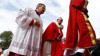 Pope Francis praises Ugandan authorities for taking in refugees