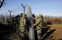 El ejército macedonio levanta una valla de 4 kilómetros en la frontera con Grecia