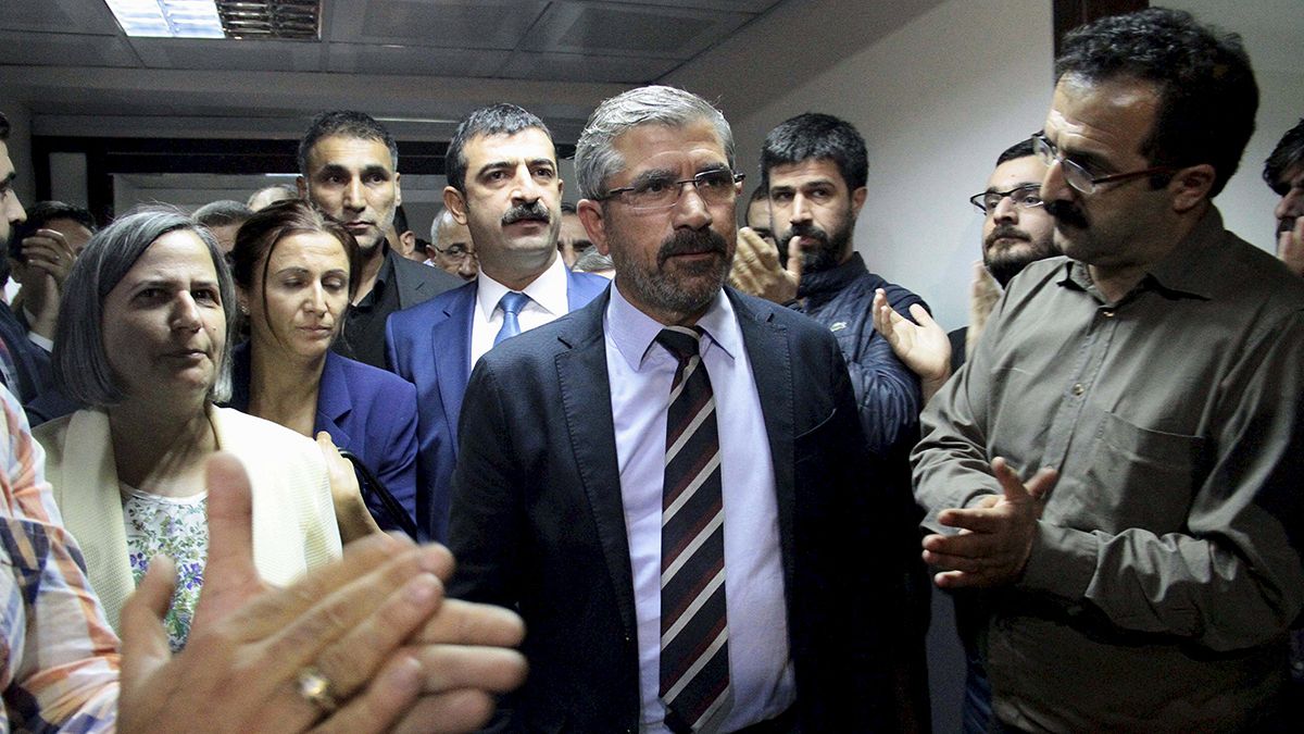 A lelőtt ügyvéd miatt és a kurdok jogaiért tüntettek Törökországban