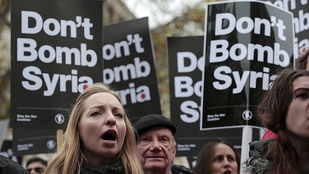 Szíria bombázása ellen tüntettek Londonban és Madridban Szíria bombázása ellen tüntettek Londonban és Madridban