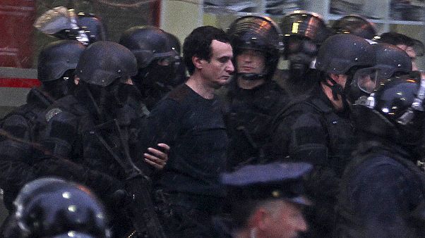 Detenido en Kosovo el líder opositor Albin Kurti por arrojar gases lacrimógenos en el Parlamento Detenido en Kosovo el líder opositor Albin Kurti por arrojar gases lacrimógenos en el Parlamento