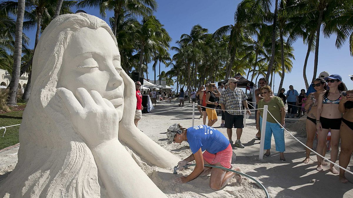 نحاتو الرمال يقدمون أعمالهم على شاطئ فلوريدا