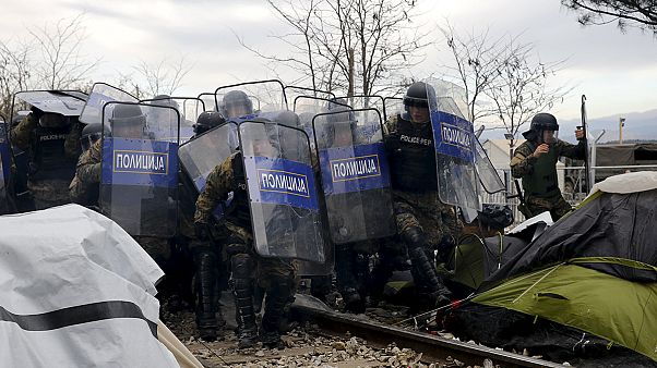 Zusammenstöße zwischen Polizei und Demonstranten in Mazedonien Zusammenstöße zwischen Polizei und Demonstranten in Mazedonien