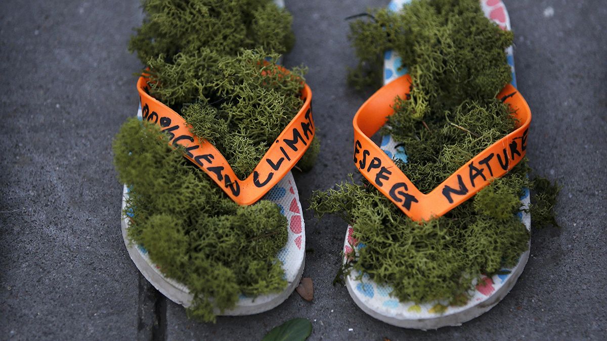 Παρίσι: Διαμαρτυρία με... παπούτσια για το κλίμα