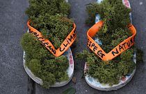 Schuhe statt Menschen: Auch Paris demonstriert für mehr Klimaschutz