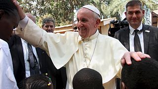 RCA: Papa visita pela primeira vez uma zona de guerra