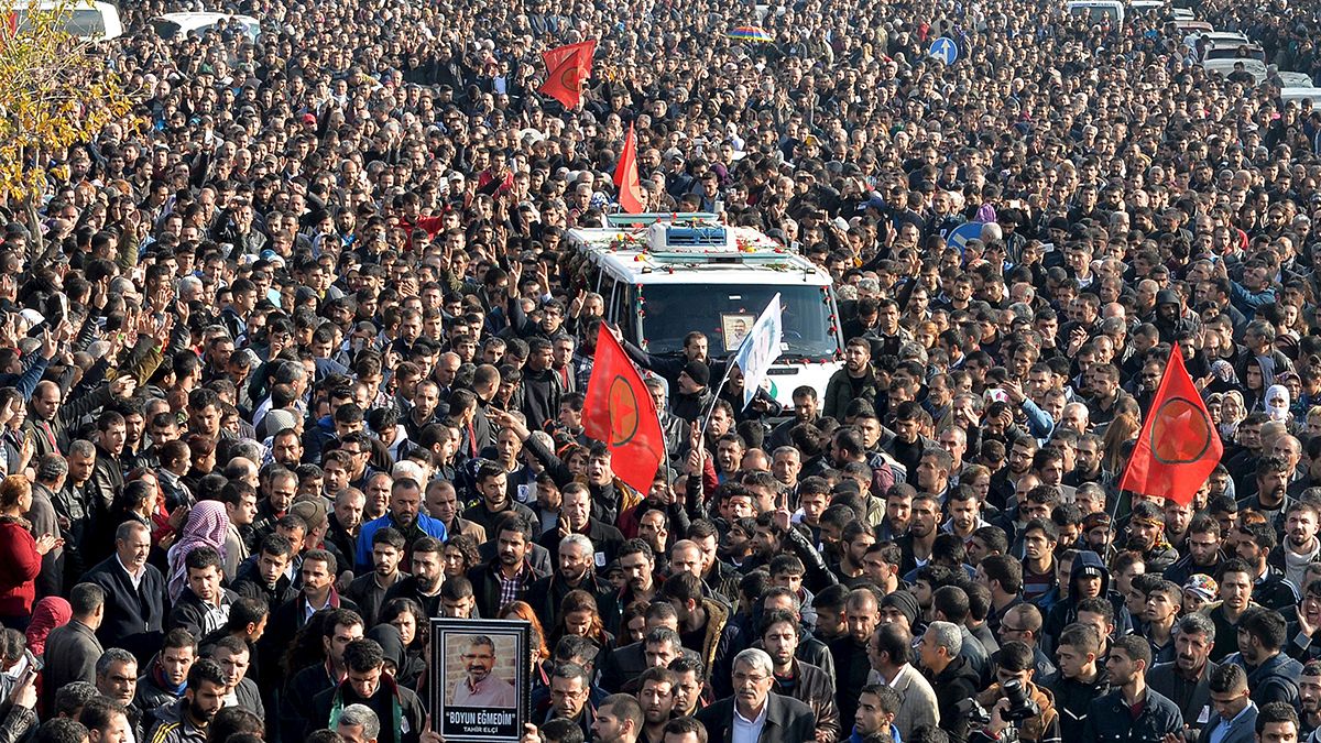 Turchia, Diyarbakir dice addio a Tahir Elçi: "Non ti dimenticheremo"