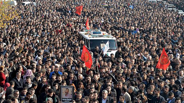 Turchia, Diyarbakir dice addio a Tahir Elçi: "Non ti dimenticheremo" Turchia, Diyarbakir dice addio a Tahir Elçi: "Non ti dimenticheremo"