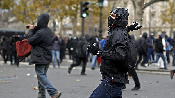 Paris: Demonstranten attackieren Polizei nach Klimaschützeraktion Paris: Demonstranten attackieren Polizei nach Klimaschützeraktion