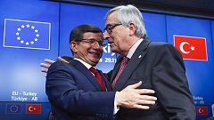 La UE acuerda con Turquía un plan de tres mil millones de euros para contener la crisis migratoria.