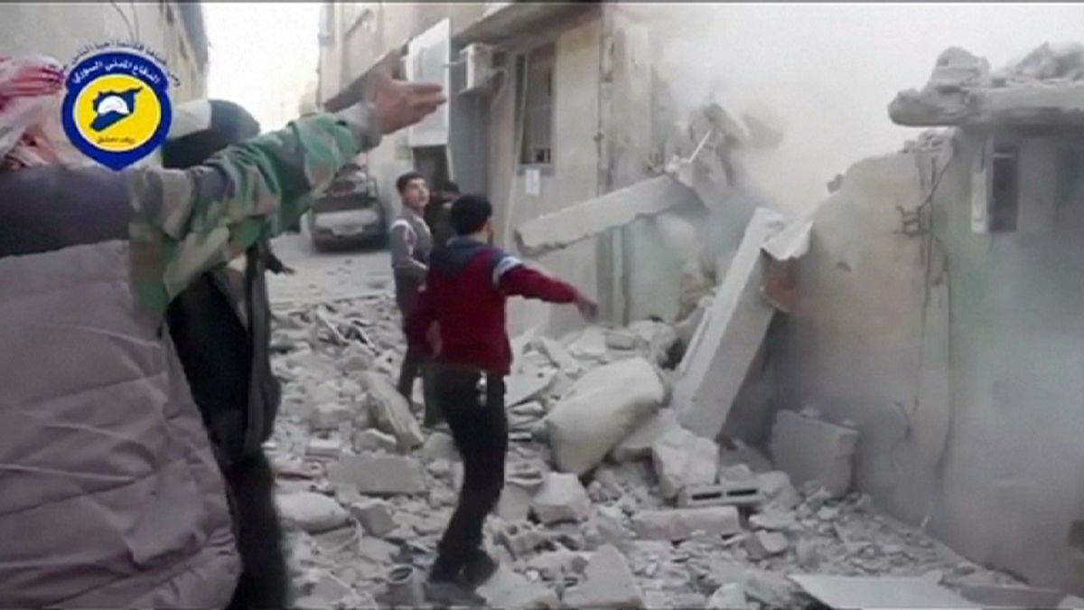 Activistas sirios denuncian bombardeos rusos en un mercado de Ariha: 43 muertos