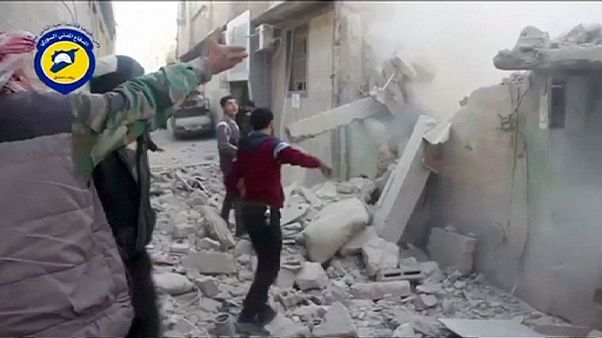 Activistas sirios denuncian bombardeos rusos en un mercado de Ariha: 43 muertos Activistas sirios denuncian bombardeos rusos en un mercado de Ariha: 43 muertos